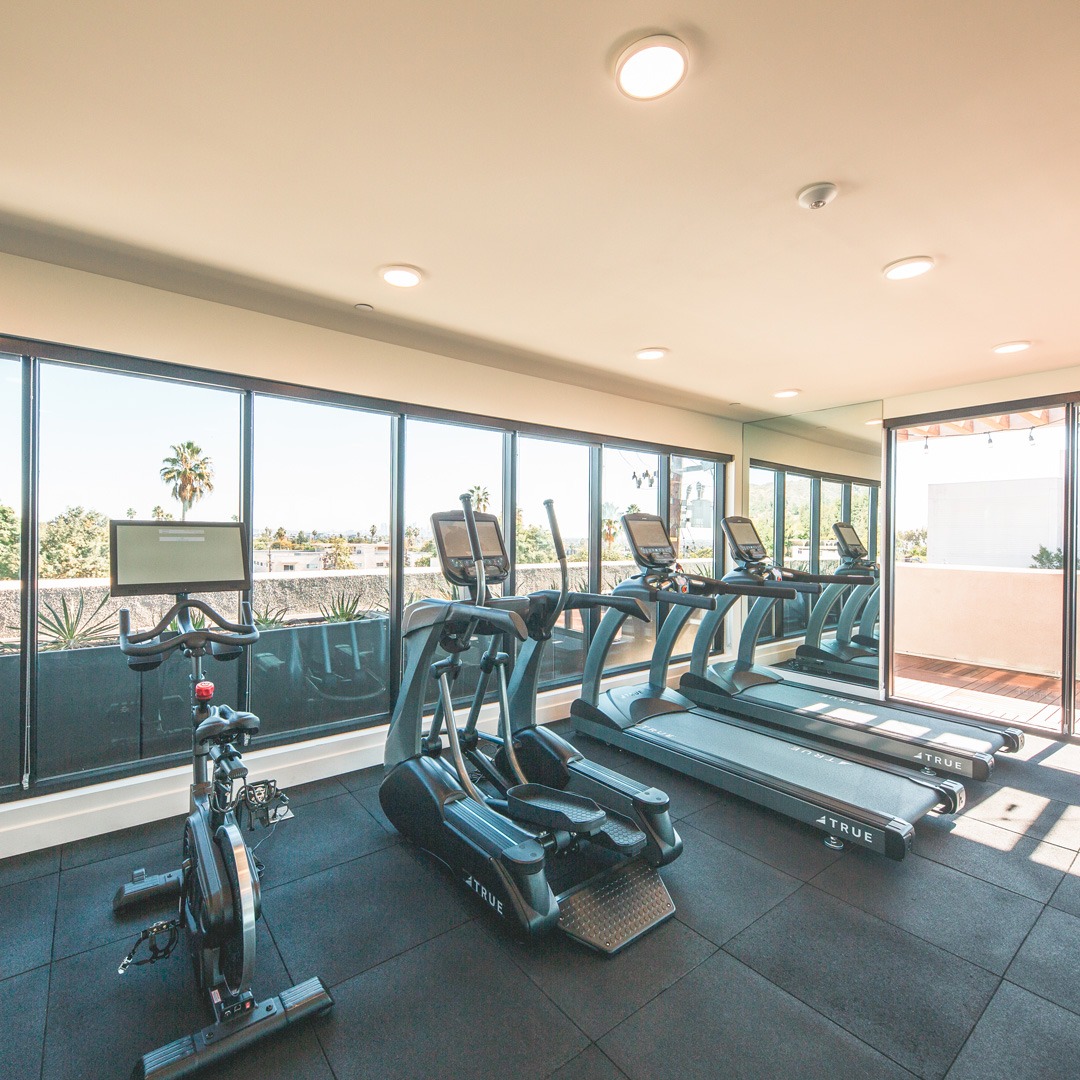 Fitness_center_at_rooftop_pool_at_luxury_Apartments_in_West_Hollywood