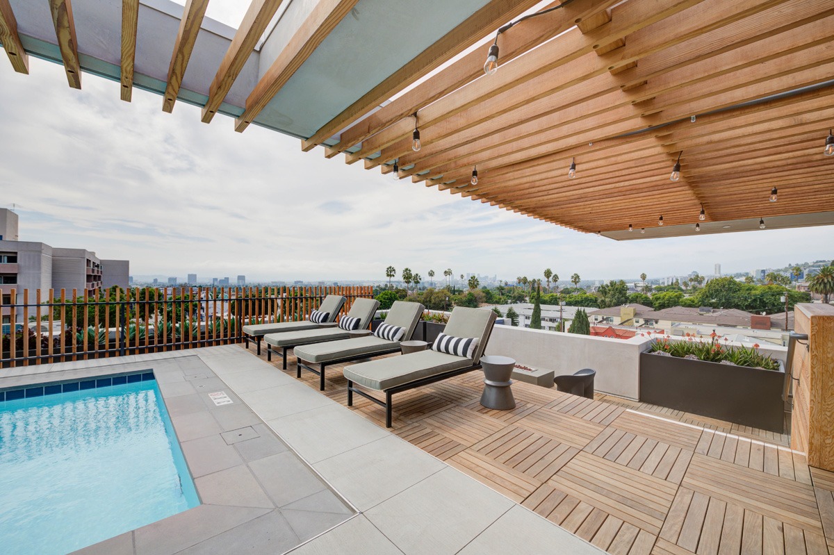 Rooftop_pool_at_Luxury_Apartments_in_West_Hollywood