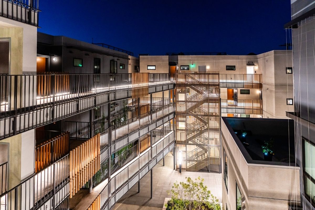 Courtyard_at_night_at_Luxury_Apartments_&_Townhomes_in_West_Hollywood